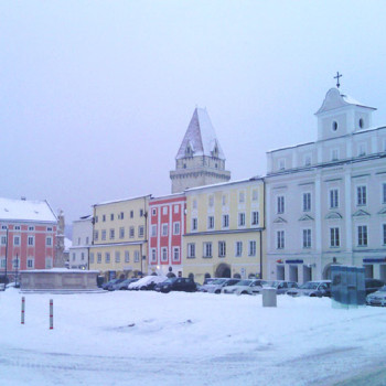 Hauptplatz i Freistadt under snødekke.