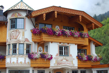 Dekorert vegg på et hotel i Holzgau, Tirol, Østerrike.