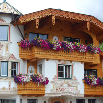 Dekorert vegg på et hotel i Holzgau, Tirol, Østerrike.