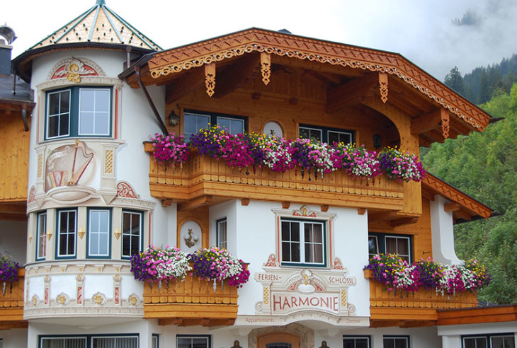 Dekorert vegg på et hotel i Holzgau, Tirol, Østerrike.