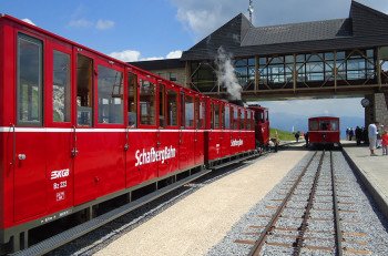 Toget Schafbergbahn på topp stasjonen