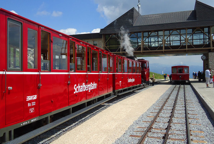 Toget Schafbergbahn på topp stasjonen