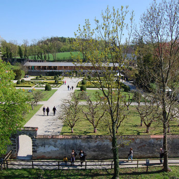 Oversiktsbilde over hagen på Schallaburg, Niederösterreich, Østerrike
