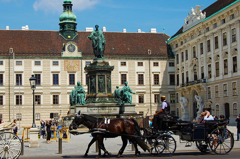 Fiaker utenfor Hofburg i Wien, Østerrike