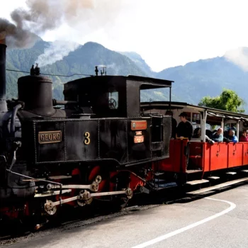 Damptog på vei til Achensee, Tirol, Østerrike