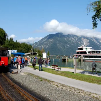 Togstasjon og båttbrygge ved Achensee, Tirol, Østerrike