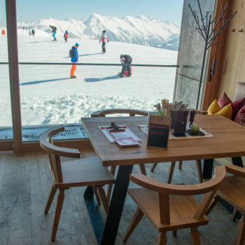 På restaurant i skibakken i Zillertal, Tirol, Østerrike