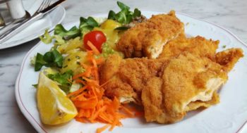 Panert kylling med potetsalat - backhendelsalat, oppskrifter fra Østerrike Spesialisten