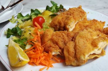 Panert kylling med potetsalat - backhendelsalat, oppskrifter fra Østerrike Spesialisten