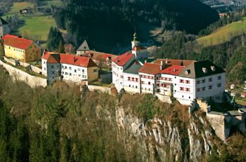 Burg Strechau sett fra luften, Steiermark, Østerrike