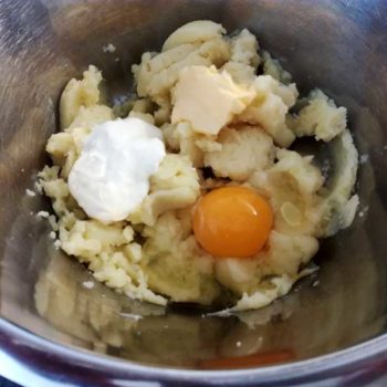 En bolle med mosede poteter, egg og rømme for oppskriften på marillenknödel