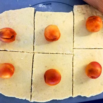 Utkjevlet potetdeig med aprikoser for oppskriften på marillenknödel