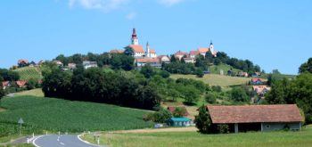 Oppdag Østerrikes koseligste landsbyer, som for eksempel Straden i Steiermark sett fra dalen