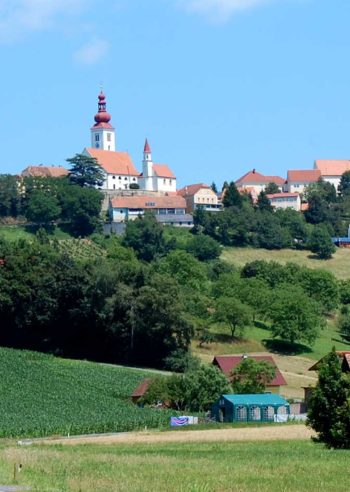 Oppdag Østerrikes koseligste landsbyer, som for eksempel Straden i Steiermark sett fra dalen