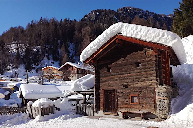 Gammelt laftet trehus i Hinterbichl, Tirol, Østerrike