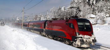 ÖBB Railjet på gjennom et vinterlandskap i Østerrike