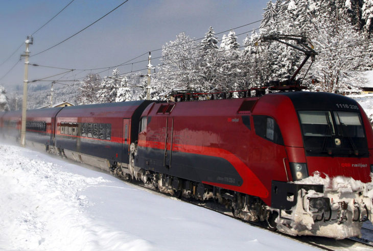ÖBB Railjet på gjennom et vinterlandskap i Østerrike