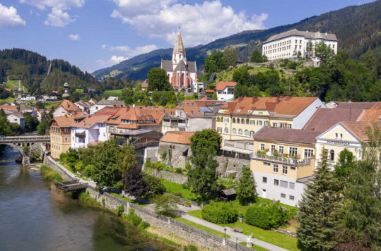 Utsikt til gamblebyen i Murau, Steiermark, Østerrike