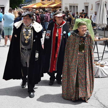 Adelegilge kostymer fra middelalderen