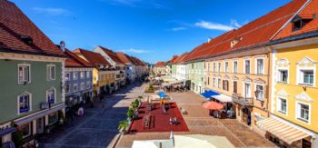 Hovedtorget i Den historiske småbyen St. Veit an der Glan, Kärnten, Østerrike