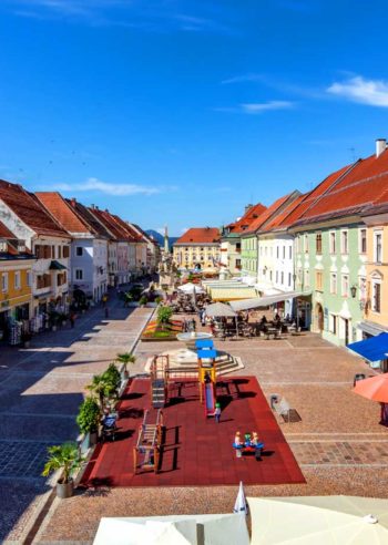 Hovedtorget i Den historiske småbyen St. Veit an der Glan, Kärnten, Østerrike