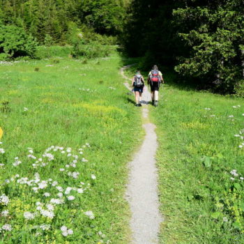 To vandrere på turstien opp mot Sackenwiesensee